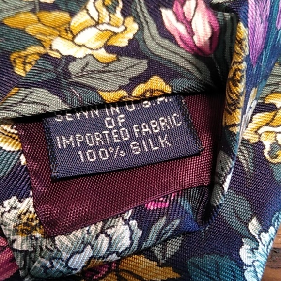 Beautiful Lands' End tie. - Picture 4 of 5